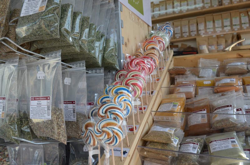 Im Verkaufsanhänger: Kräuter, Lolli, Gewürze, Tee Edel Gewürze Verkaufsanhänger