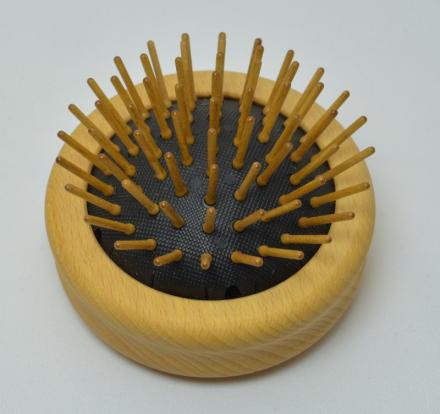 Baggy Taschenbürste. Bürstenfabrik Keller seit 1869. Holzstifte ausgeklappt.