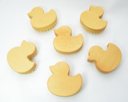 Ente Kinderhandwaschbürste mit hellen, weichen Naturborsten. Bürstenfabrik Keller seit 1869