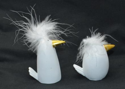 2 Vögel mit weißen Federn