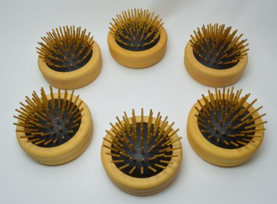 Baggy Taschenbürste. Bürstenfabrik Keller seit 1869. 6 Stück Holzstifte ausgeklappt.