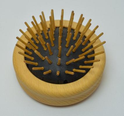 Baggy Taschenbürste. Bürstenfabrik Keller seit 1869. Holzstifte ausgeklappt.