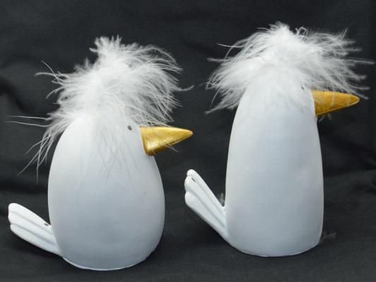 2 Vögel mit weißen Federn