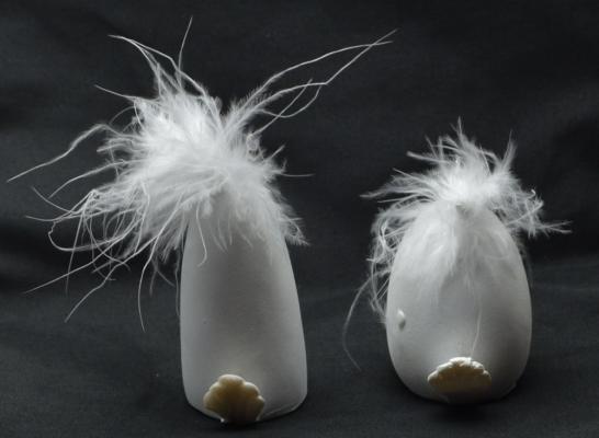 2 Vögel mit weißen Federn