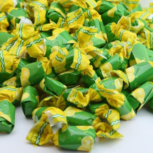 Gefüllte Zitrone-Limone Bonbons. Von der Eduard Edel Bonbonfabrik. Gefüllte Zitrone-Limone Bonbons. Von der Eduard Edel Bonbonfabrik.
